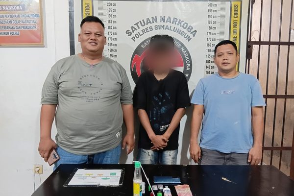 Polsek Bandar Huluan Gerebek Bekas Kedai di Wonorejo, Enam Pria Diamankan, Satu Jadi Tersangka