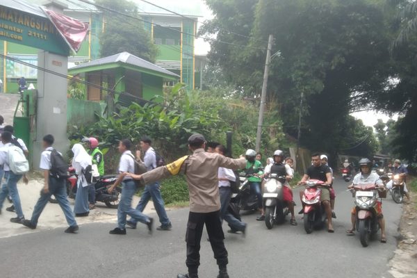 Antisipasi Kemacetan, Bhabinkamtibmas Siantar Barat Gelar Strong Point di Jalan Singosari