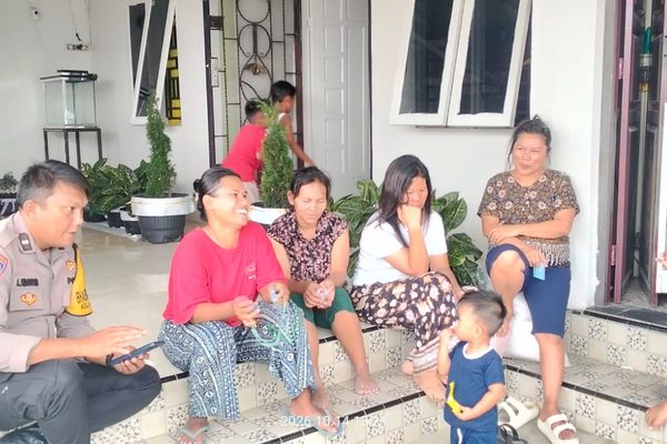 Polsek Siantar Martoba Bantu Pendataan Parlinsos Warga, Sampaikan Pesan Kamtibmas