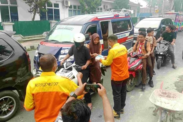 Hendra Pardede dan Kosgoro 57 Bagikan Masker di Lampu Merah Kartini dan Taman Bunga