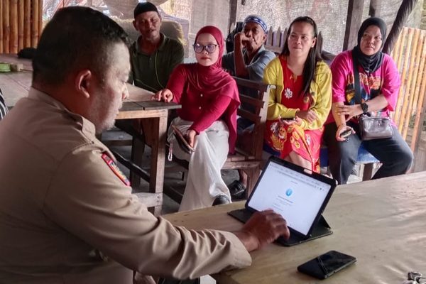 Polsek Siantar Selatan Bantu Pendataan Perlinsos Warga, Warga Berharap Jaringan Lancar