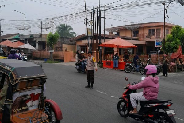 Antisipasi Kemacetan, Bhabinkamtibmas Siantar Selatan Gelar Strong Point di Martimbang