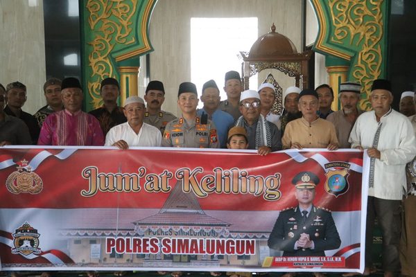 Jumat Curhat di Masjid Ar Rahman, Kapolres Simalungun Dengarkan Keluhan Warga Sondi Raya dan Salurkan Bansos