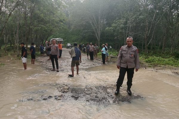 Sigap Hadir di Tengah Banjir, Polsek Bosar Maligas Evakuasi Pengendara Motor  Aksi Nyata Dampingi Masyarakat