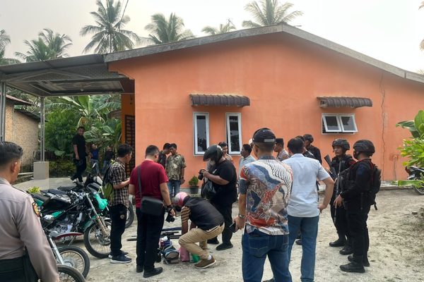 Brimob Sumut Dukung Operasi Sarang Narkoba di Bandar Khalifah, Dua Positif Narkoba Diamankan, Lima Motor hingga Senjata Tajam Disita