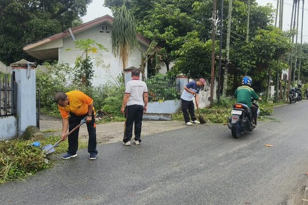 Cegah Banjir, Polsek Siantar Barat Gotong Royong Bersihkan Parit Tersumbat