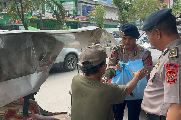 Minggu Kasih di Glugur Darat I, Brimob Sumut Bagikan Sembako untuk Warga yang Membutuhkan