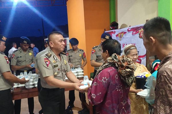 AKP Antanius Tarigan Pimpin Minggu Kasih, Brimob Sumut Berbagi Makanan dan Bersihkan Gereja