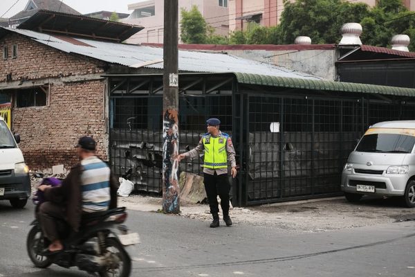 15 Personel Brimob Polda Sumut Disebar di Lima Simpang Padat Medan, Kawal Arus Pagi