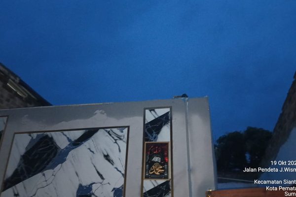 Polsek Siantar Martoba Cek Rumah Kontrakan Milik Budi Saputra yang Atapnya Terangkat Angin Kencang, Tidak Ada Korban Jiwa