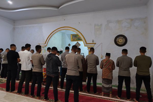 Subuh Keliling di Masjid Al-Iman Palsabolas, Brimob Sumut Sambangi Warga Tapanuli Selatan