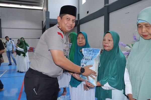 Sabtu Siang, Kapolres Pematangsiantar Hadiri Milad Ke-IV Majelis Ta’lim Silaturahim Siantar Timur, Serahkan Bingkisan kepada Jamaah Aktif