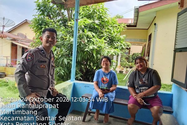 Bhabinkamtibmas Kelurahan Martimbang Sambang ke Rumah Warga Gang Dame, Sampaikan Pesan Kamtibmas