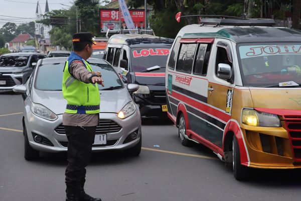 Kapolres Pematangsiantar Turun Langsung Gatur Lalin Pagi di Simpang BRI Jalan Merdeka, Didampingi Wakapolres dan Kasat Lantas