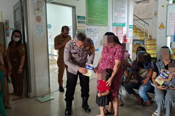 Peduli Balita Stunting, Polsek Siantar Selatan Hadiri Pemberian Bantuan Pangan Kolaborasi Kecamatan, TNI, Polri dan Pelaku Usaha