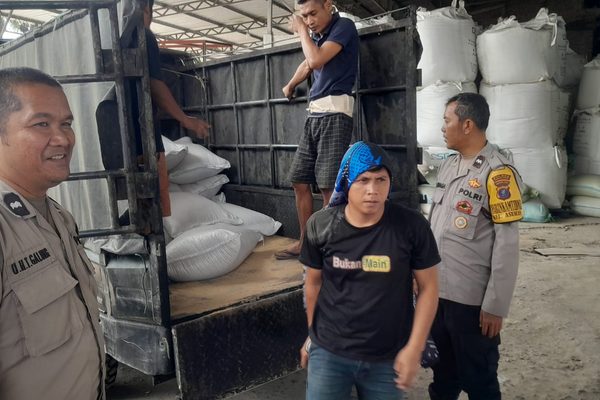 Dukung Ketahanan Pangan, Polsek Siantar Timur Dampingi Penjualan Jagung 1.500 Kg Milik Petani Binaan ke Bulog