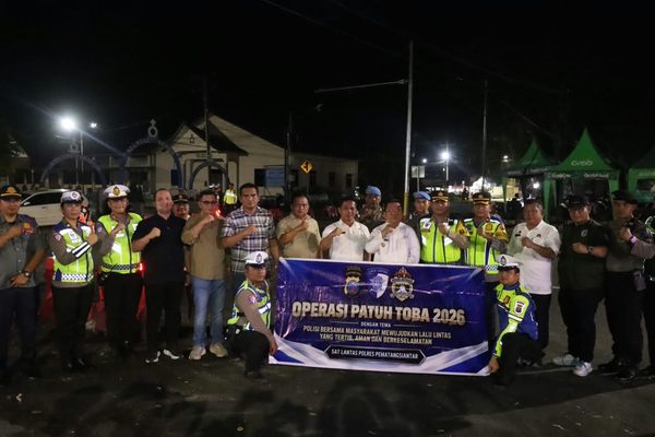 Kapolres Pematangsiantar Bersama Walikota Sosialisasi Operasi Patuh Toba 2026 di Jalan Ringroad, Tempel Stiker ke Kendaraan yang Melintas