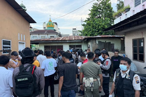 Penggerebekan di Gang Kapur Medan Area oleh Brimob Sumut dan Ditresnarkoba, 10 Pria Diamankan dan Positif Narkoba