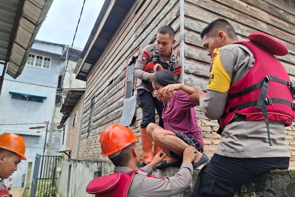 Respons Cepat Bencana, Tim SAR Brimob Sumut Evakuasi Warga Banjir di Medan dengan Perahu Karet