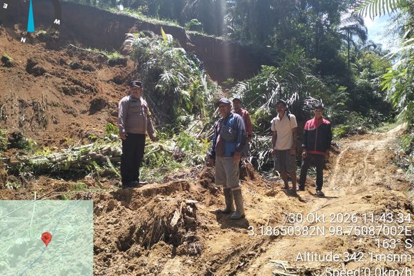 Tanah Longsor Tutup Akses Jalan ke Dusun Batu Holing, Polsek Dolok Silou dan Warga Turun Langsung Bersihkan Material